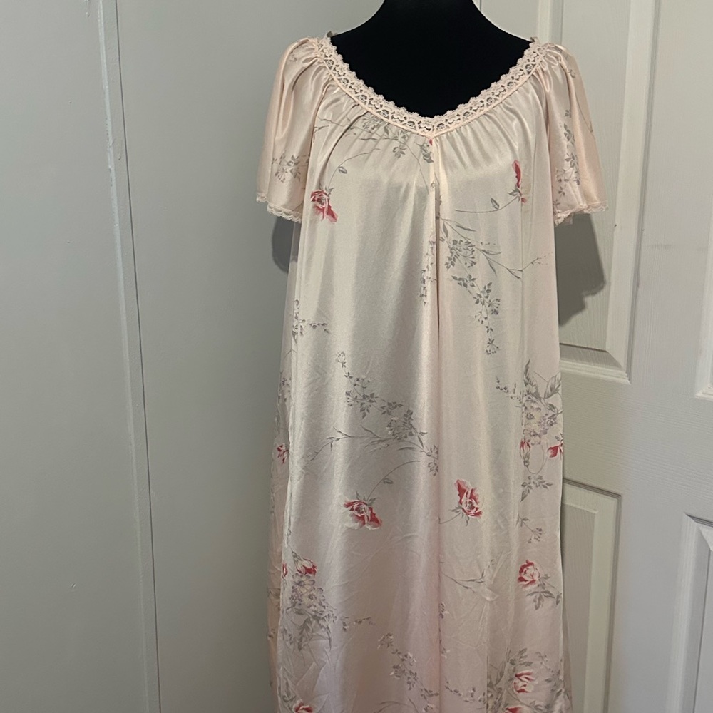 Vintage Women’s Satin Floral Nightgown in Light Pink size L with matching robe‎